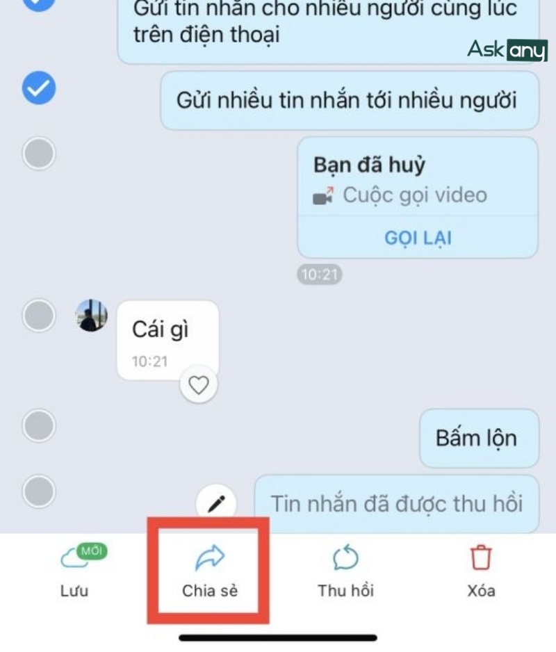 Bấm chọn các tin nhắn cần gửi, rồi nhấn vào biểu tượng Chia sẻ
